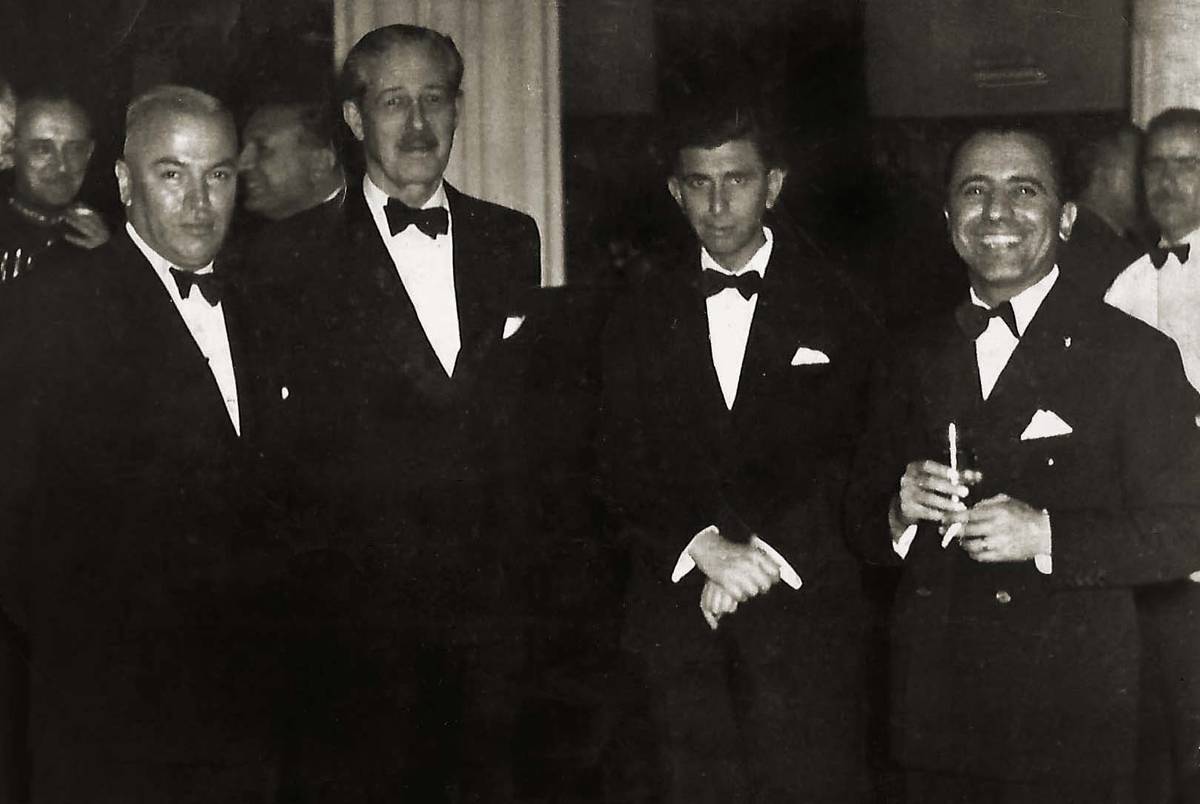 Yahya Qassim, à droite, avec Saíd Qazzaz, ministre irakien de l'Intérieur, le ministre britannique des Affaires étrangères Harold MacMillan (futur Premier ministre britannique), et le ministre irakien du Développement Nadim Al-Pachachi (futur secrétaire général de l'OPEP). Cette photo a été prise lors d'une réception à l'ambassade britannique à Bagdad le 29 novembre 1955.